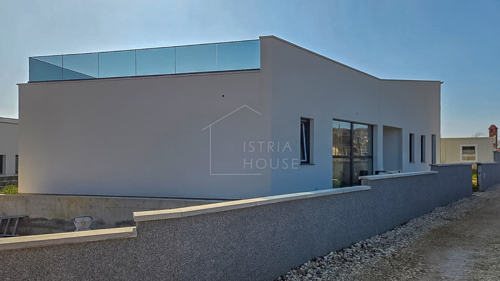 Vodnjan, nedokončana hiša s pogledom na morje