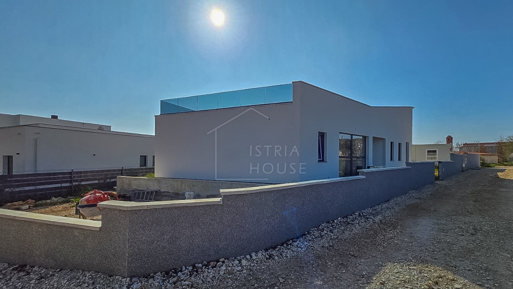 Vodnjan, nedokončana hiša s pogledom na morje