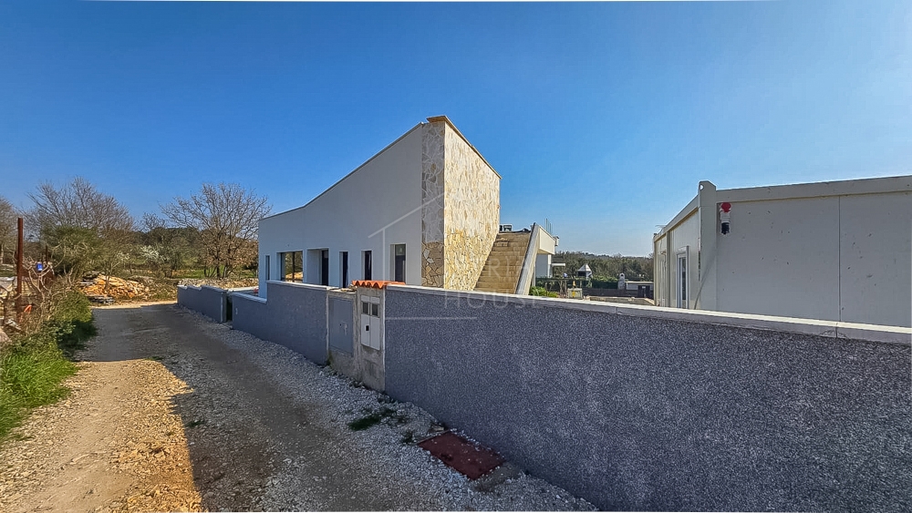 Vodnjan, nedokončana hiša s pogledom na morje