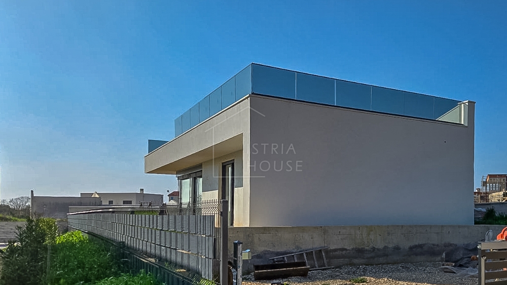 Vodnjan, nedokončana hiša s pogledom na morje