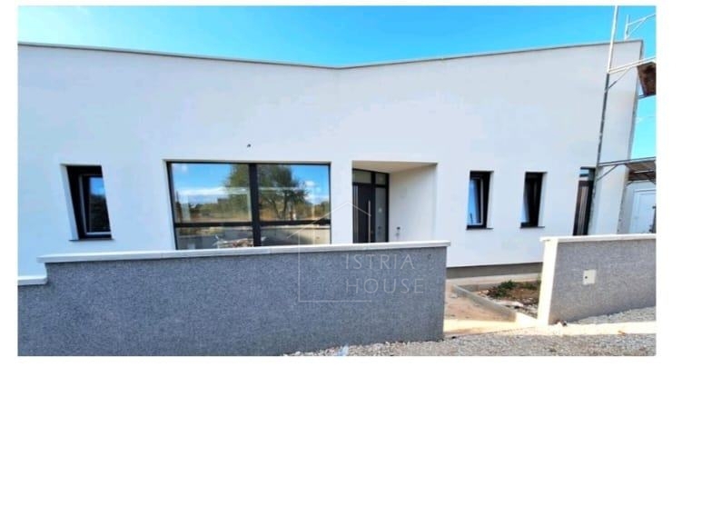 Vodnjan, nedokončana hiša s pogledom na morje