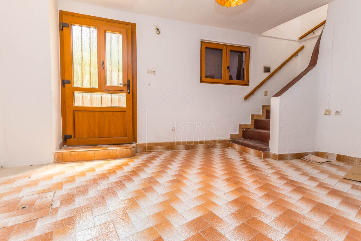 NOVIGRAD, okolica - hiša z potencialom in pogledom na morje