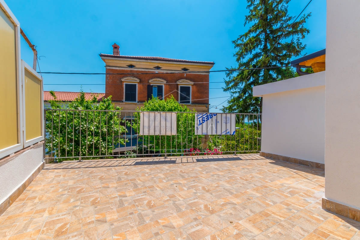 NOVIGRAD, okolica - hiša z potencialom in pogledom na morje