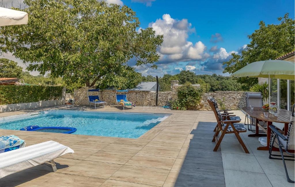 Kanfanar, okolica, prenovljena istrska hiša z bazenom