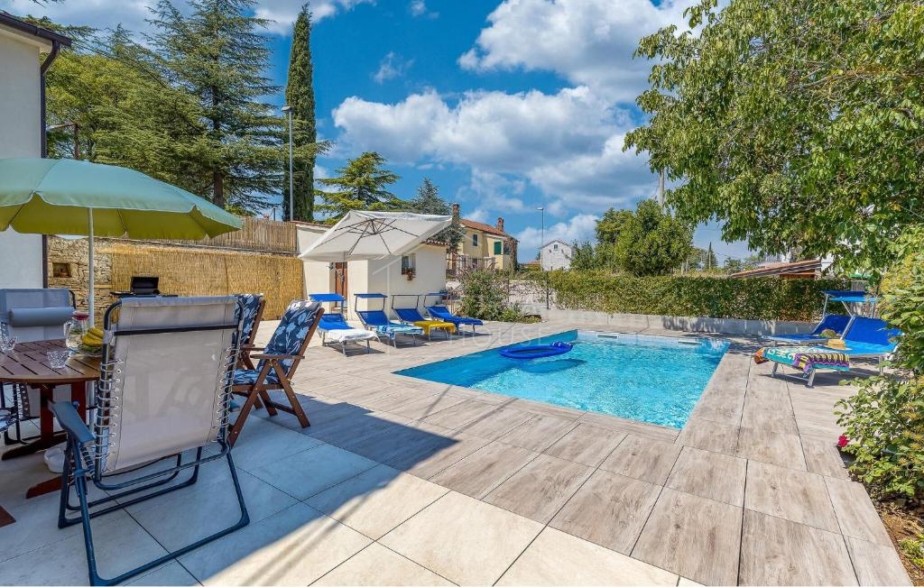 Kanfanar, okolica, prenovljena istrska hiša z bazenom