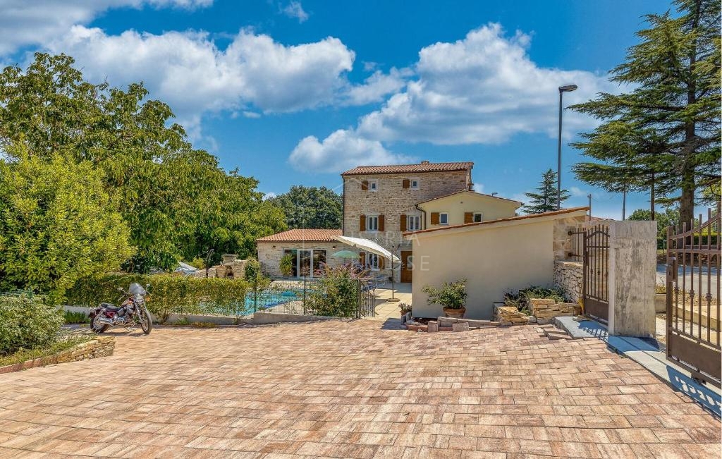 Kanfanar, okolica, prenovljena istrska hiša z bazenom