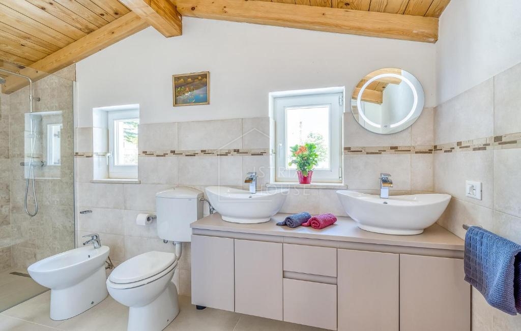 Kanfanar, okolica, prenovljena istrska hiša z bazenom