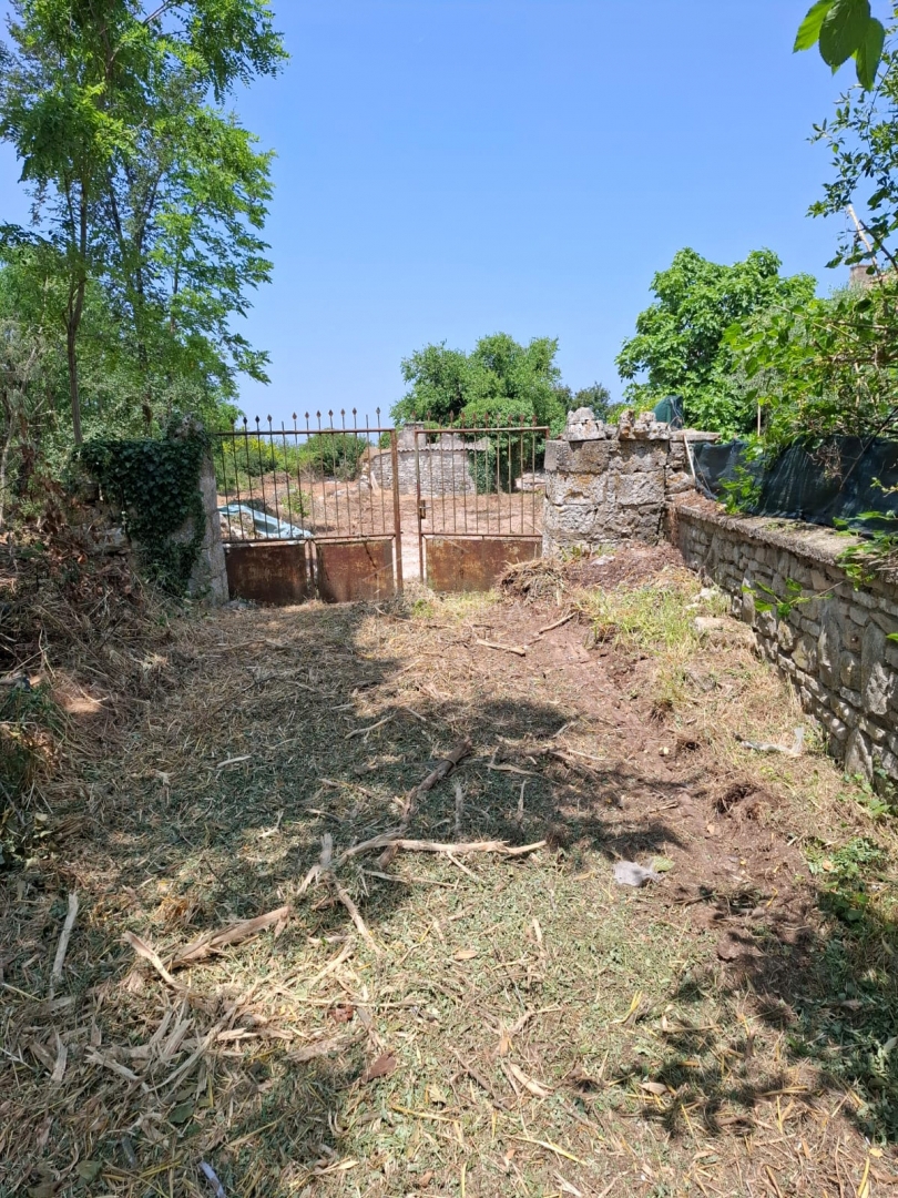 Bale, okolica, veliko zemljišče s hišo za prenovo