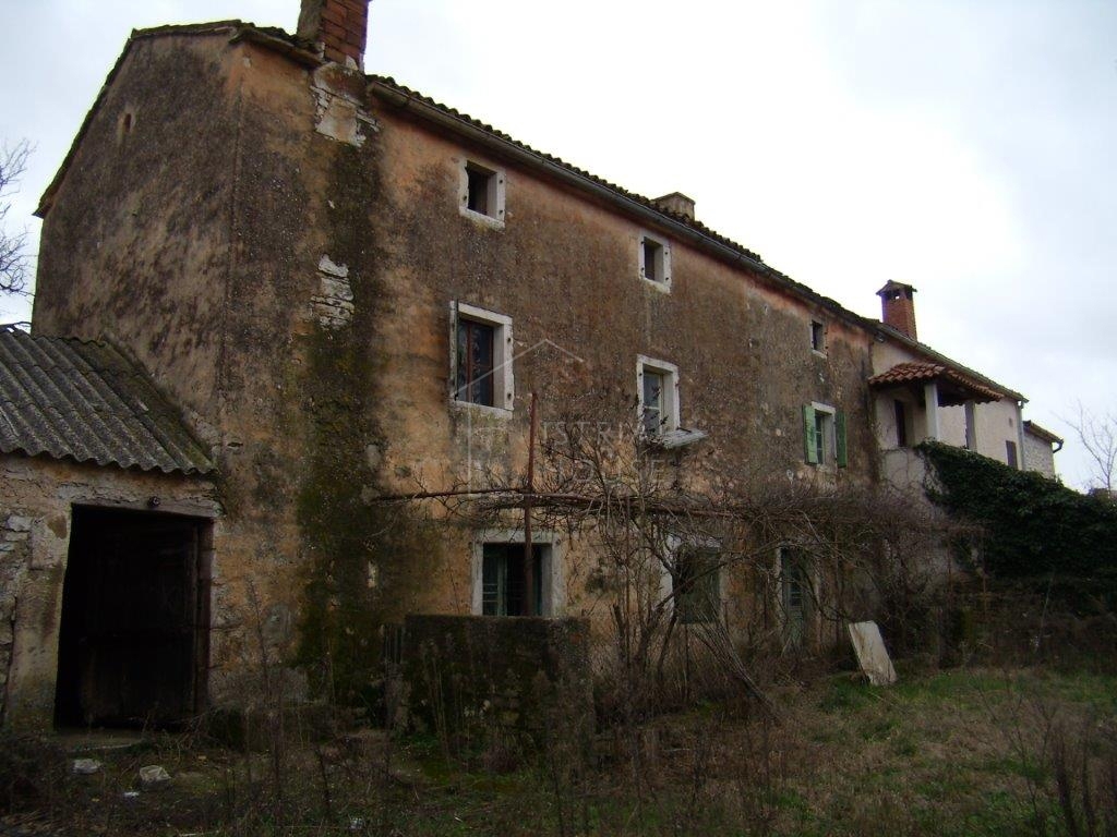 Bale, okolica, veliko zemljišče s hišo za prenovo