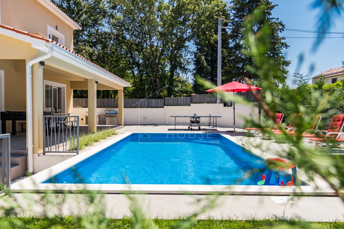 Svetvinčenat, vila s 4 spalnicami in bazenom
