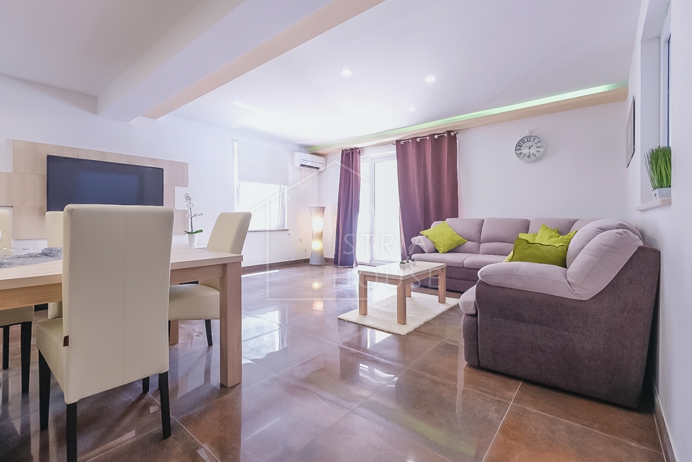 Svetvinčenat, vila s 4 spalnicami in bazenom