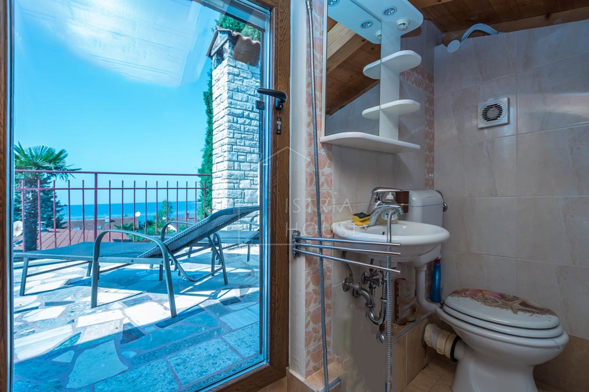 Novigrad, Hiša s tremi apartmaji 50 metrov od plaže