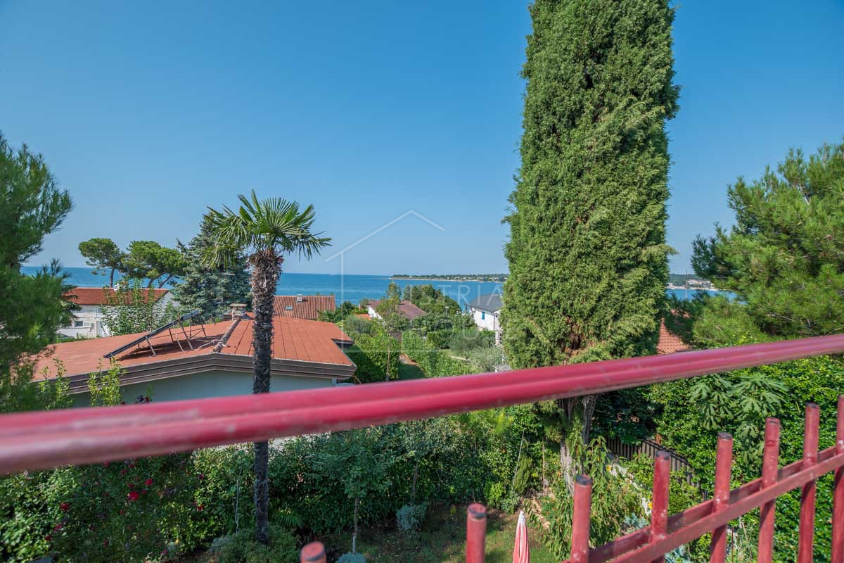 Novigrad, Hiša s tremi apartmaji 50 metrov od plaže