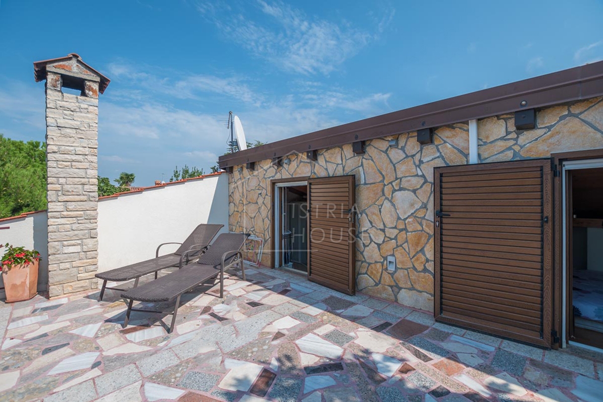 Novigrad, Hiša s tremi apartmaji 50 metrov od plaže