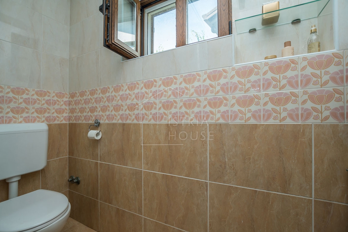Novigrad, Hiša s tremi apartmaji 50 metrov od plaže