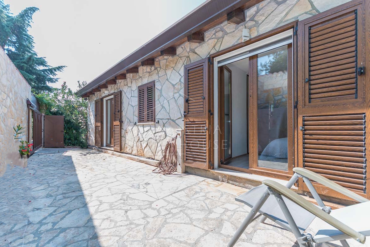 Novigrad, Hiša s tremi apartmaji 50 metrov od plaže