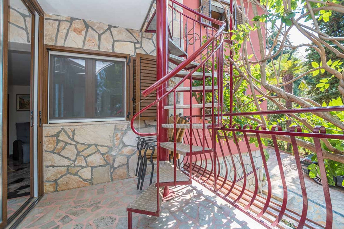 Novigrad, Hiša s tremi apartmaji 50 metrov od plaže