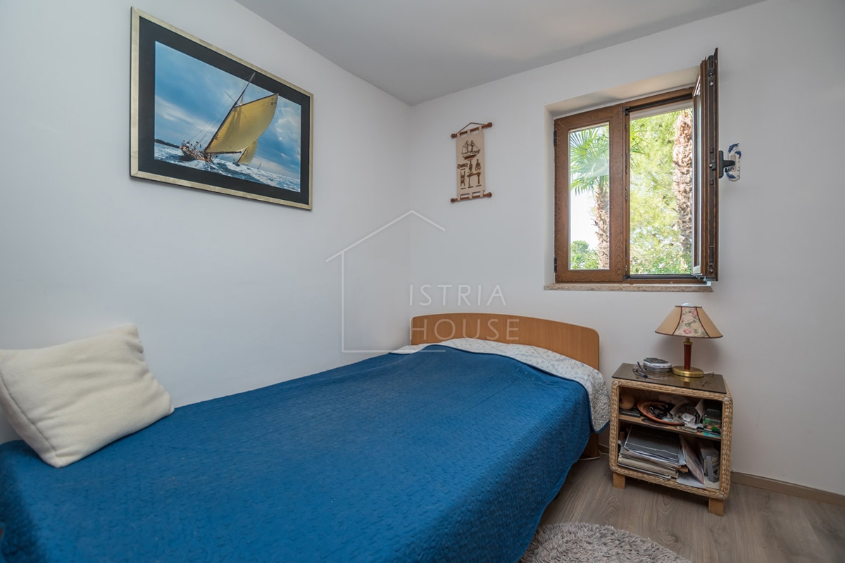 Novigrad, Hiša s tremi apartmaji 50 metrov od plaže