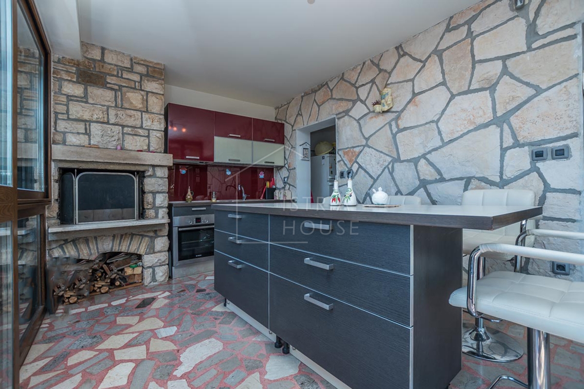 Novigrad, Hiša s tremi apartmaji 50 metrov od plaže