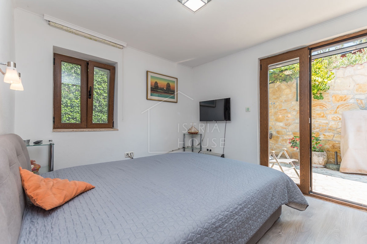 Novigrad, Hiša s tremi apartmaji 50 metrov od plaže