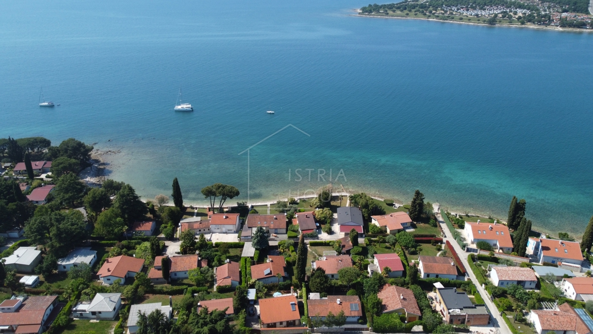 Novigrad, Hiša s tremi apartmaji 50 metrov od plaže