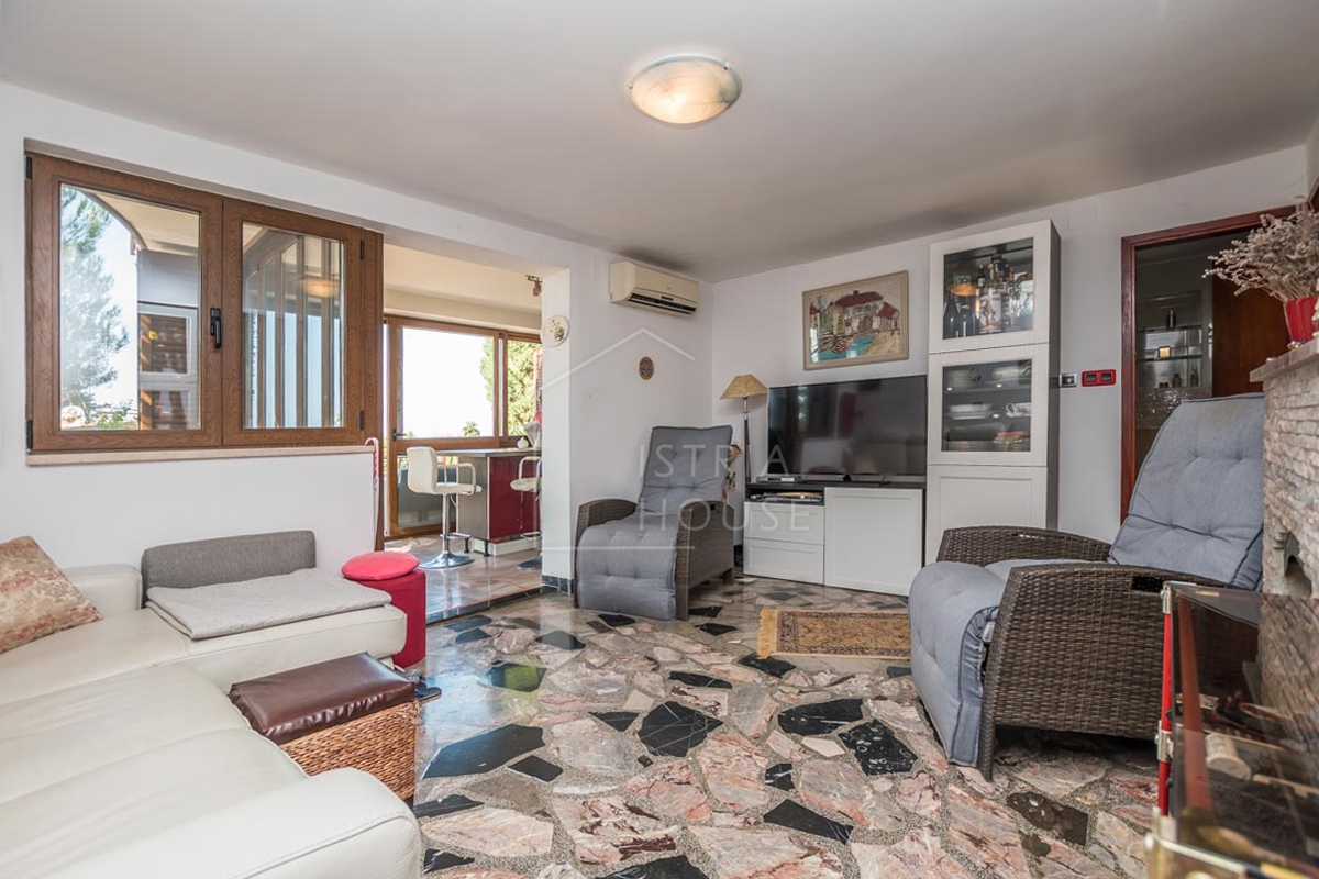 Novigrad, Hiša s tremi apartmaji 50 metrov od plaže