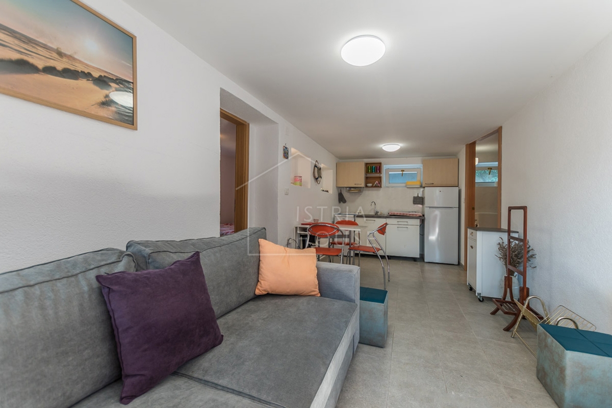 Novigrad, Hiša s tremi apartmaji 50 metrov od plaže