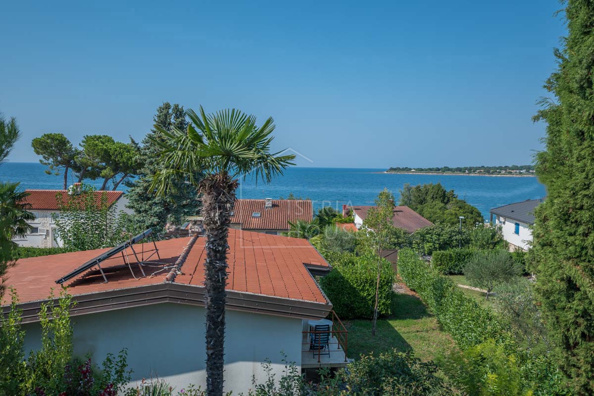 Novigrad, Hiša s tremi apartmaji 50 metrov od plaže