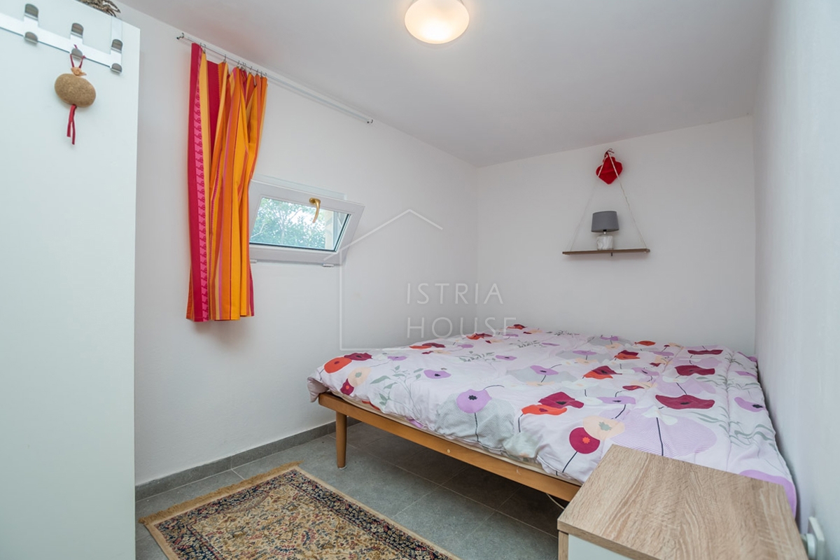 Novigrad, Hiša s tremi apartmaji 50 metrov od plaže