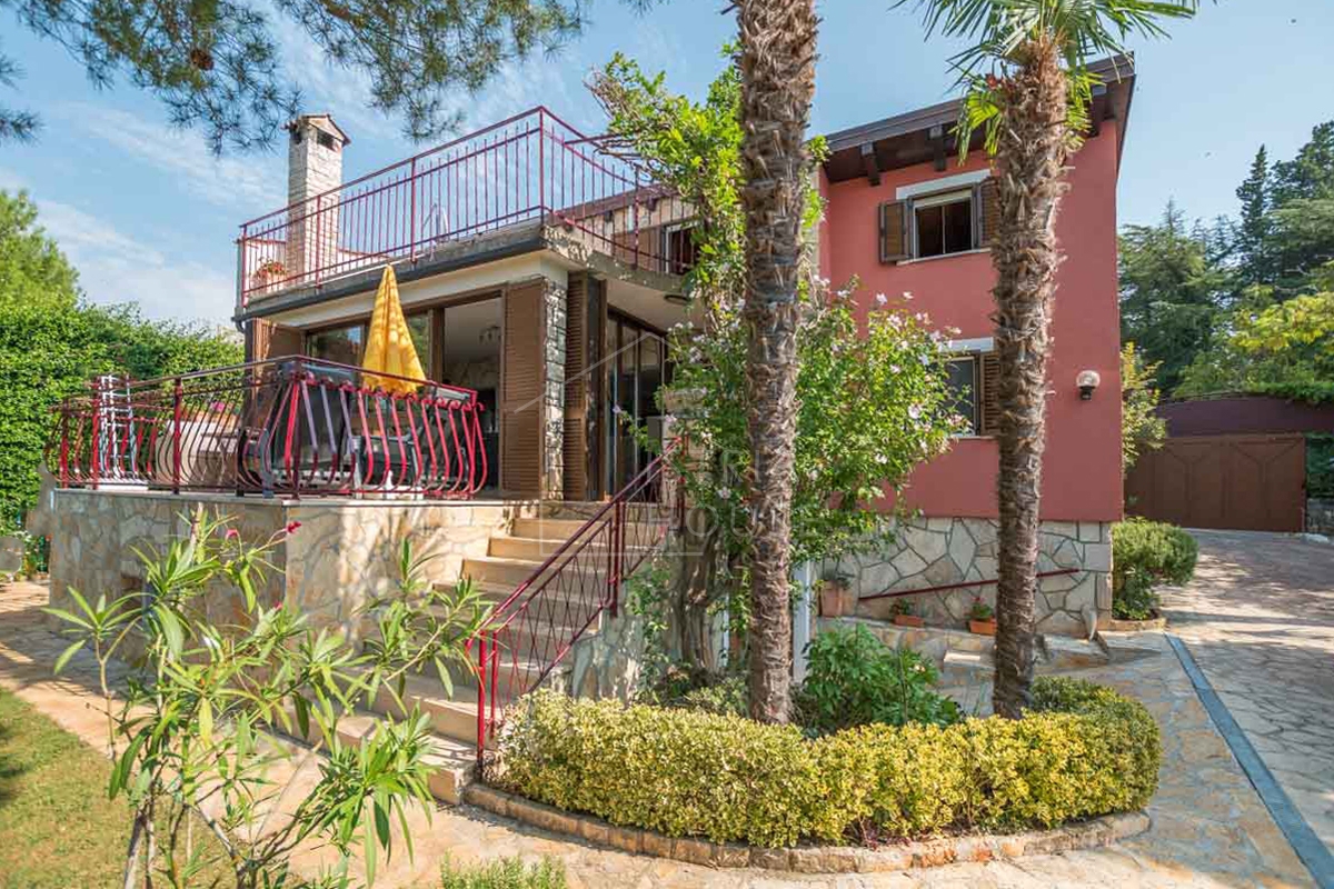 Novigrad, Hiša s tremi apartmaji 50 metrov od plaže