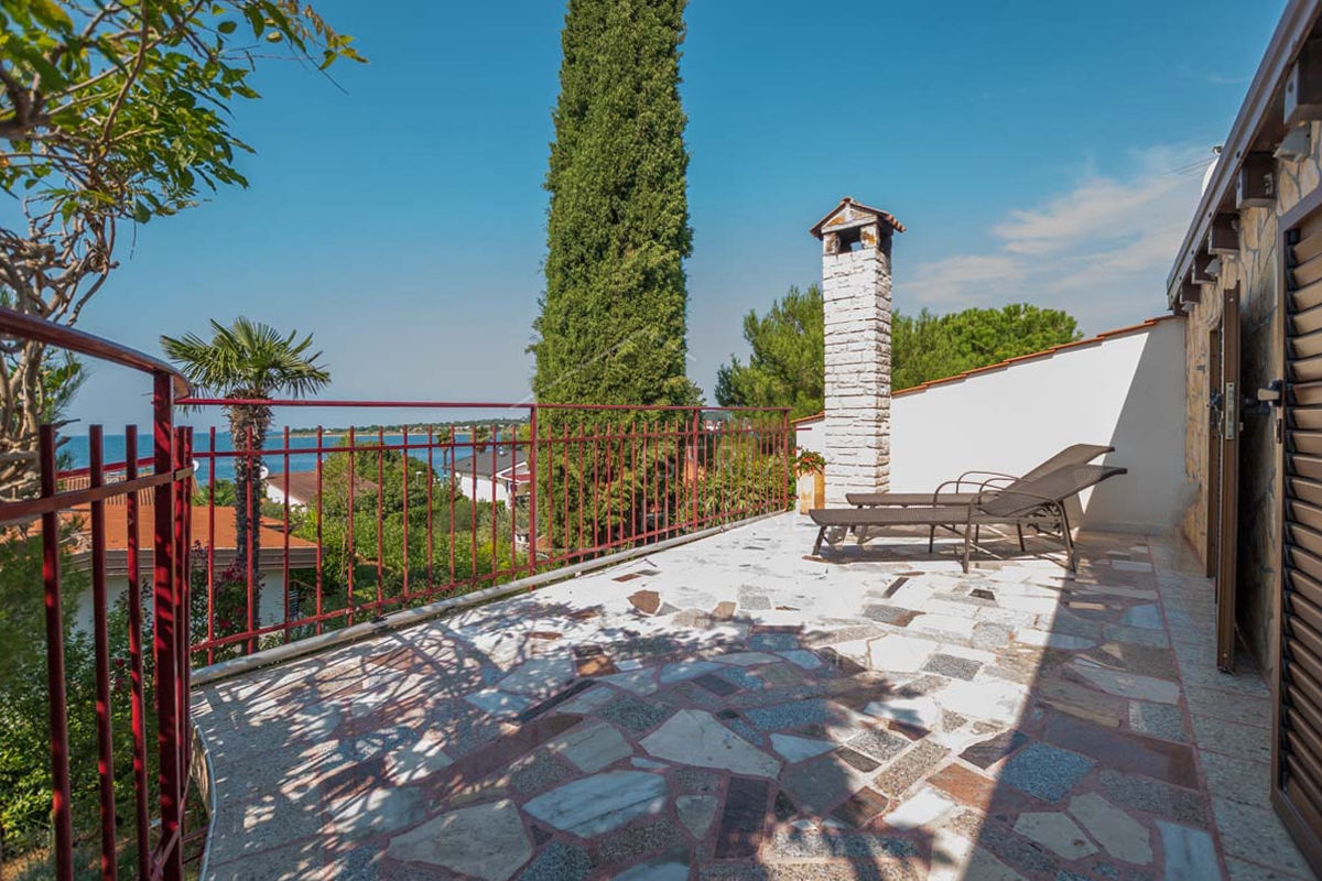Novigrad, Hiša s tremi apartmaji 50 metrov od plaže