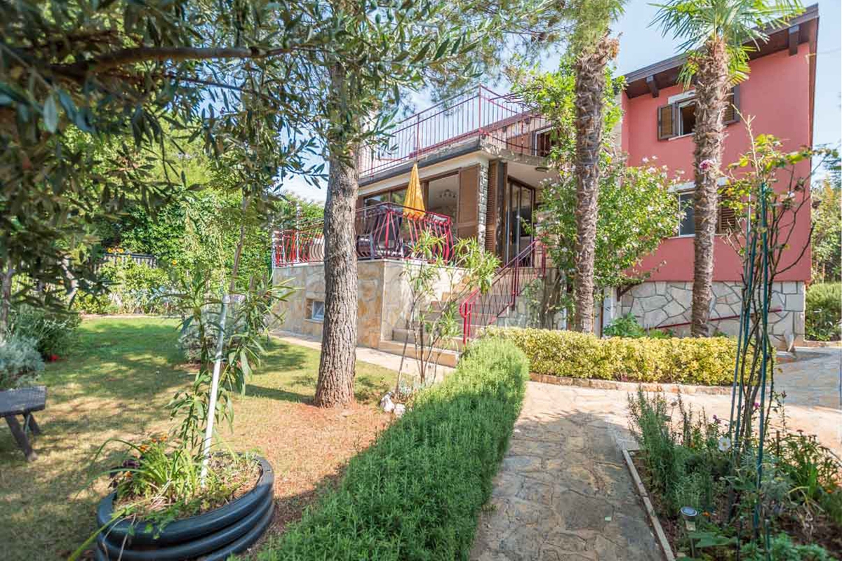 Novigrad, Hiša s tremi apartmaji 50 metrov od plaže