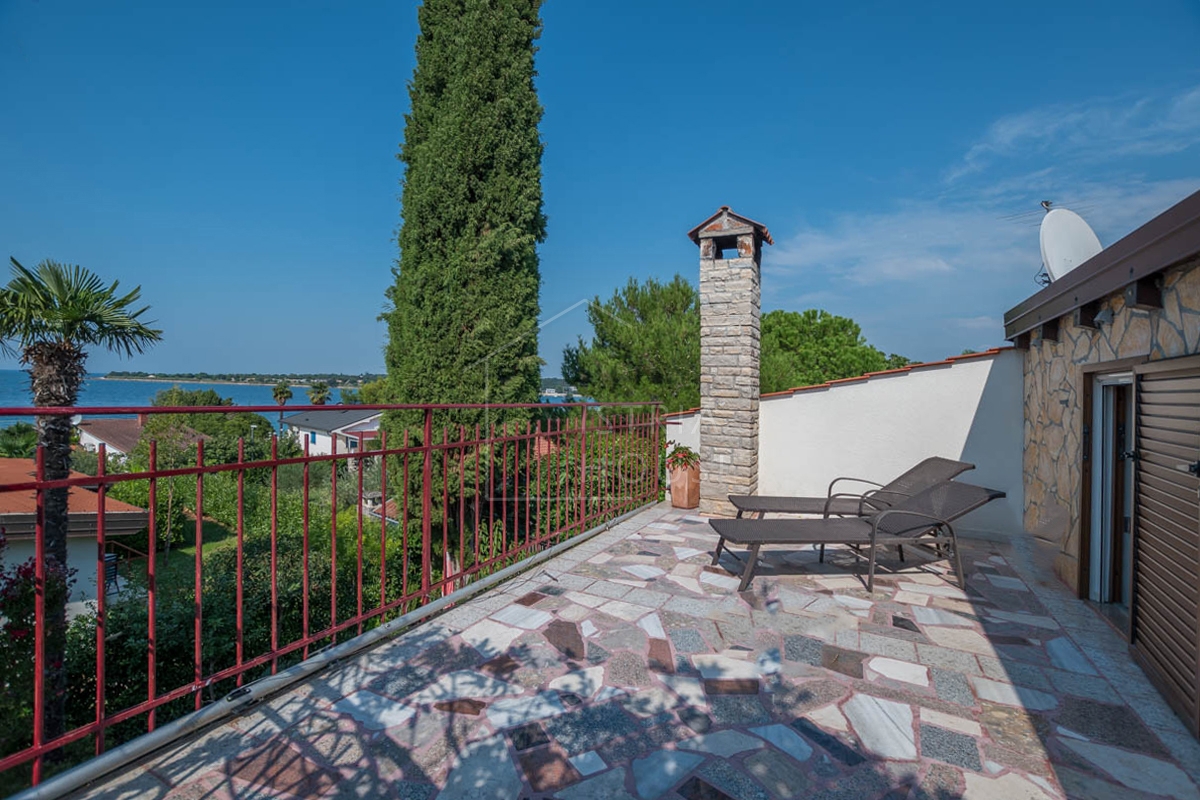 Novigrad, Hiša s tremi apartmaji 50 metrov od plaže
