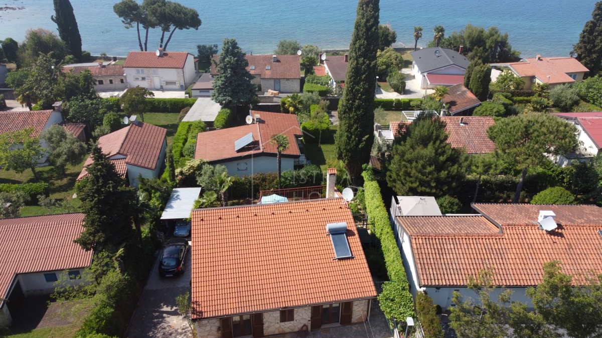 Novigrad, Hiša s tremi apartmaji 50 metrov od plaže