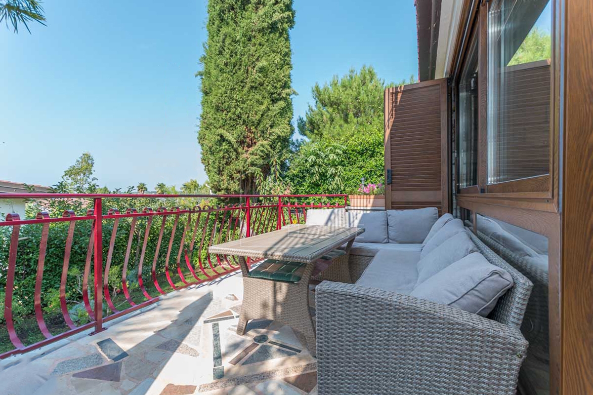 Novigrad, Hiša s tremi apartmaji 50 metrov od plaže