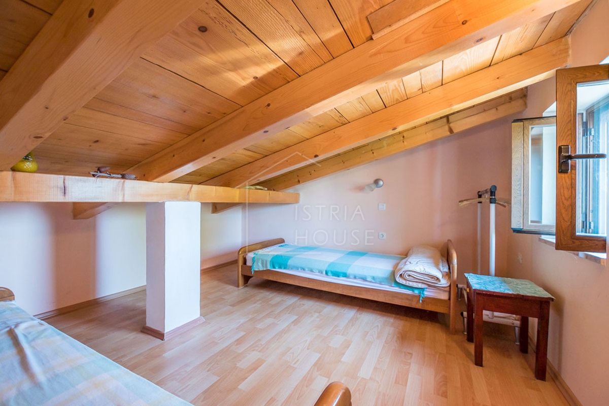 Novigrad, Hiša s tremi apartmaji 50 metrov od plaže