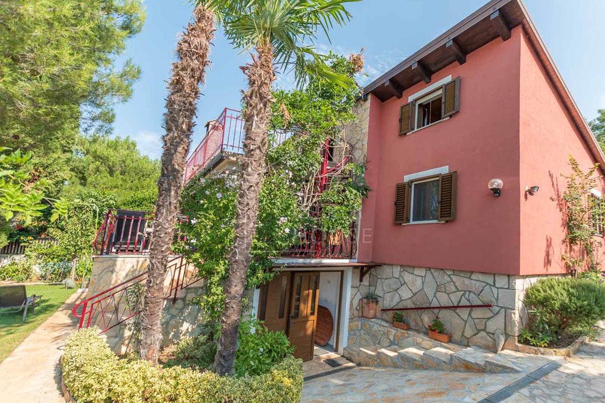 Novigrad, Hiša s tremi apartmaji 50 metrov od plaže