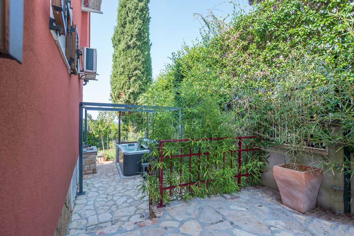 Novigrad, Hiša s tremi apartmaji 50 metrov od plaže