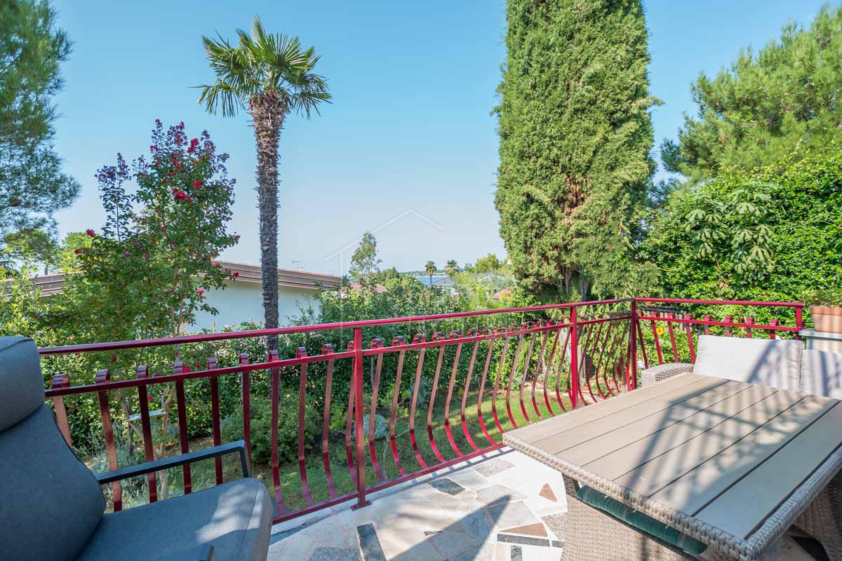 Novigrad, Hiša s tremi apartmaji 50 metrov od plaže