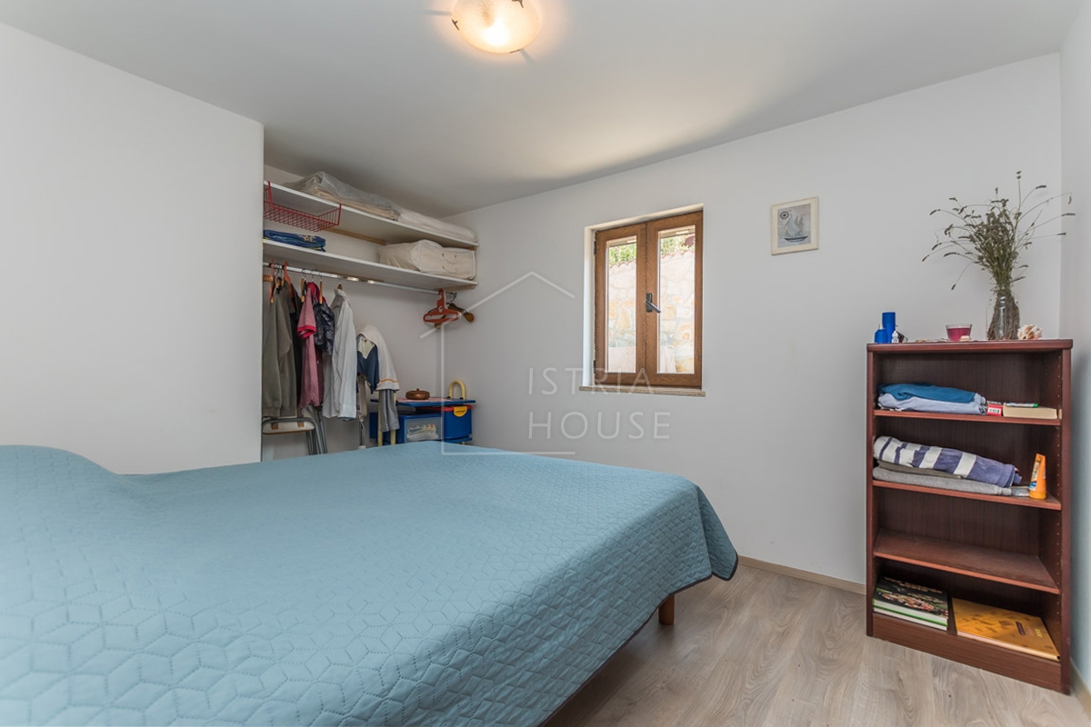 Novigrad, Hiša s tremi apartmaji 50 metrov od plaže