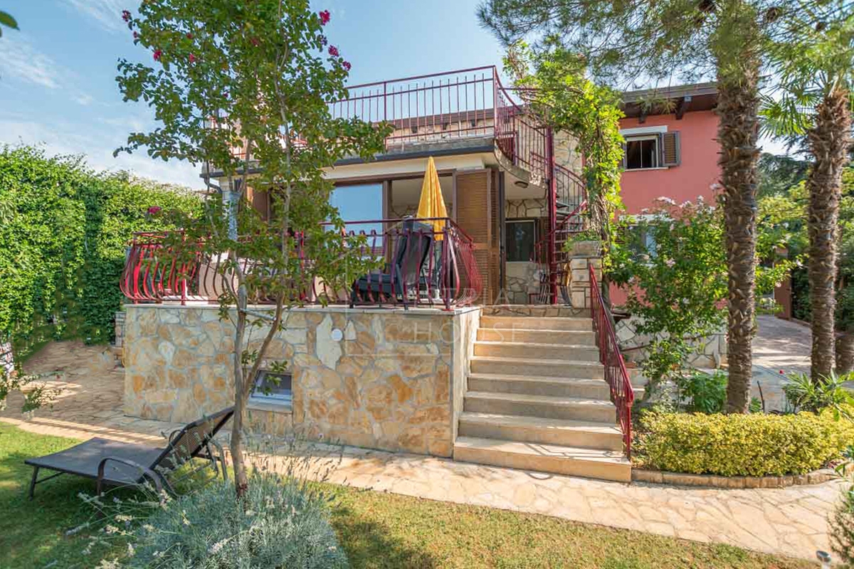 Novigrad, Hiša s tremi apartmaji 50 metrov od plaže