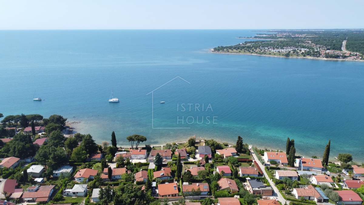 Novigrad, Hiša s tremi apartmaji 50 metrov od plaže