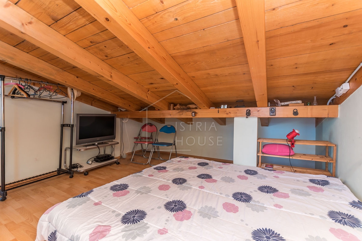 Novigrad, Hiša s tremi apartmaji 50 metrov od plaže