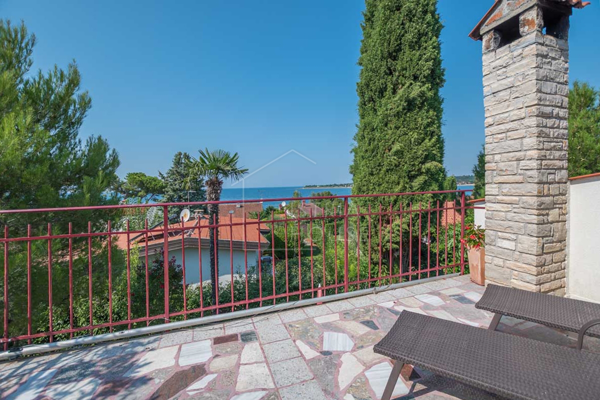 Novigrad, Hiša s tremi apartmaji 50 metrov od plaže