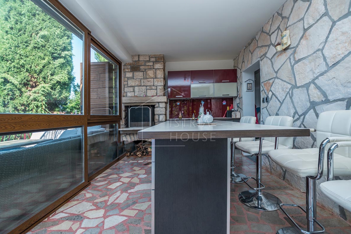 Novigrad, Hiša s tremi apartmaji 50 metrov od plaže