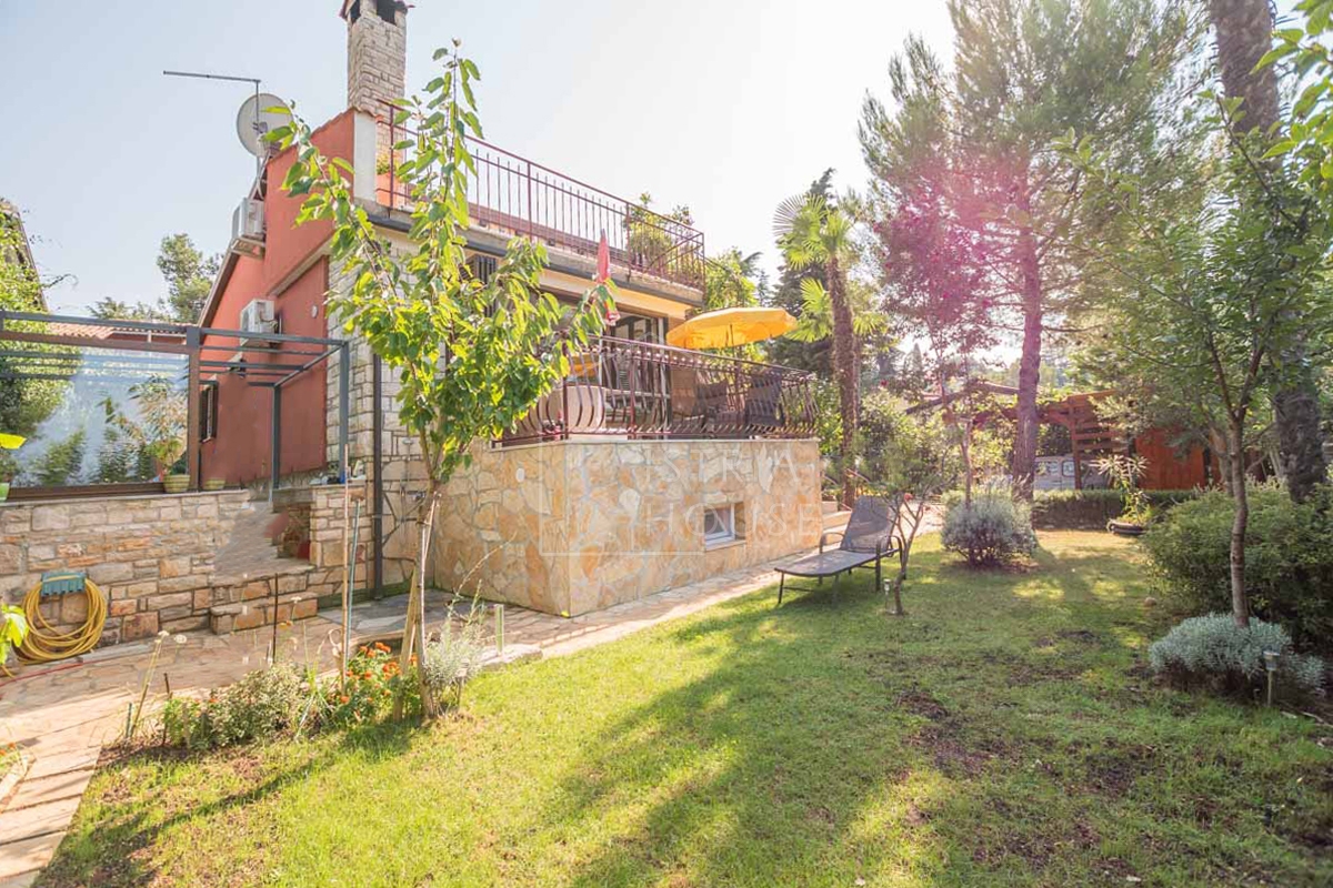 Novigrad, Hiša s tremi apartmaji 50 metrov od plaže