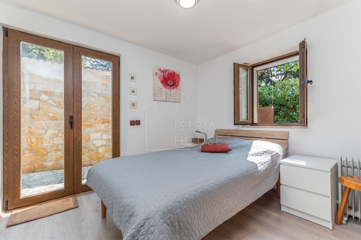 Novigrad, Hiša s tremi apartmaji 50 metrov od plaže