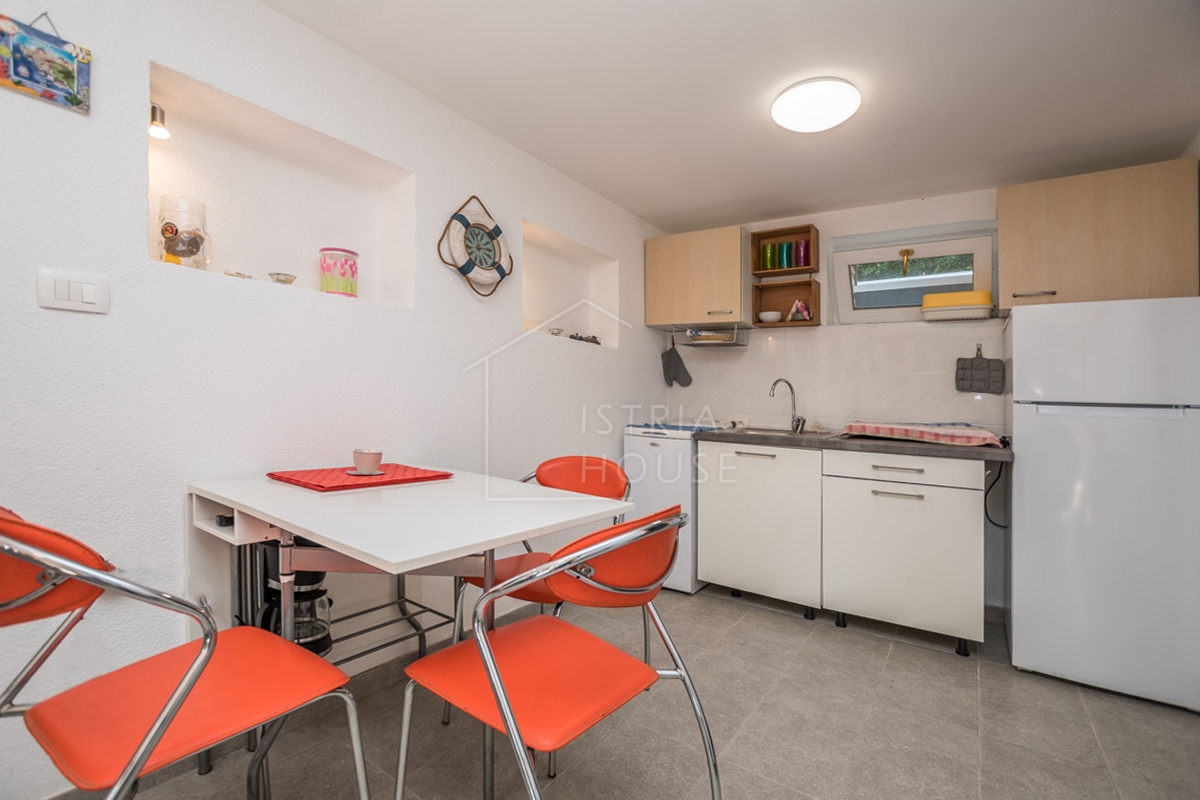 Novigrad, Hiša s tremi apartmaji 50 metrov od plaže