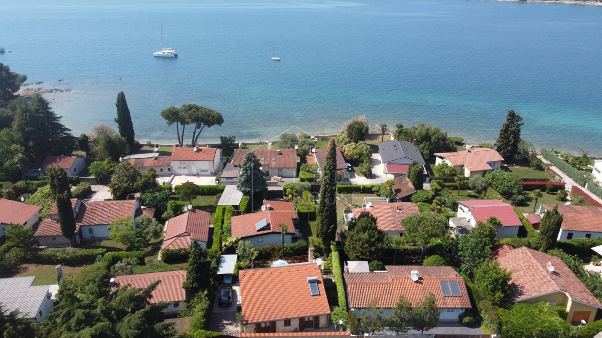 Novigrad, Hiša s tremi apartmaji 50 metrov od plaže