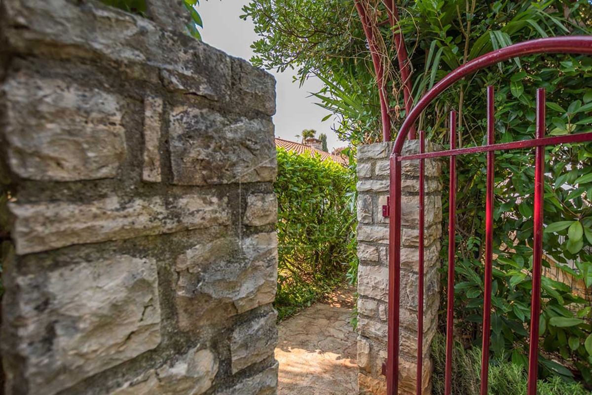 Novigrad, Hiša s tremi apartmaji 50 metrov od plaže